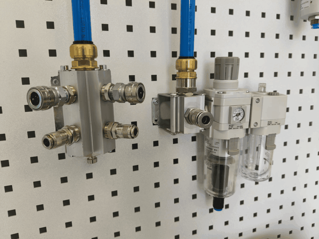 Raccordi e gruppi FRL per aria compressa disponibili a magazzino